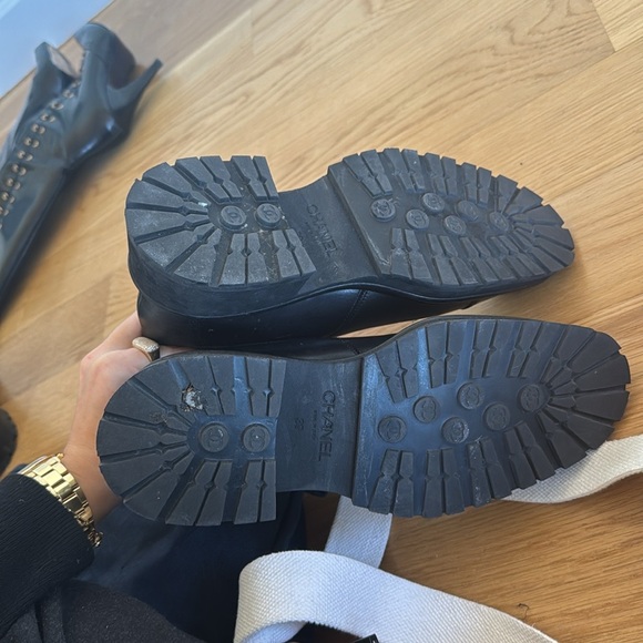 COPY - Chanel black leather and patent leather boots - Picture 5 of 5